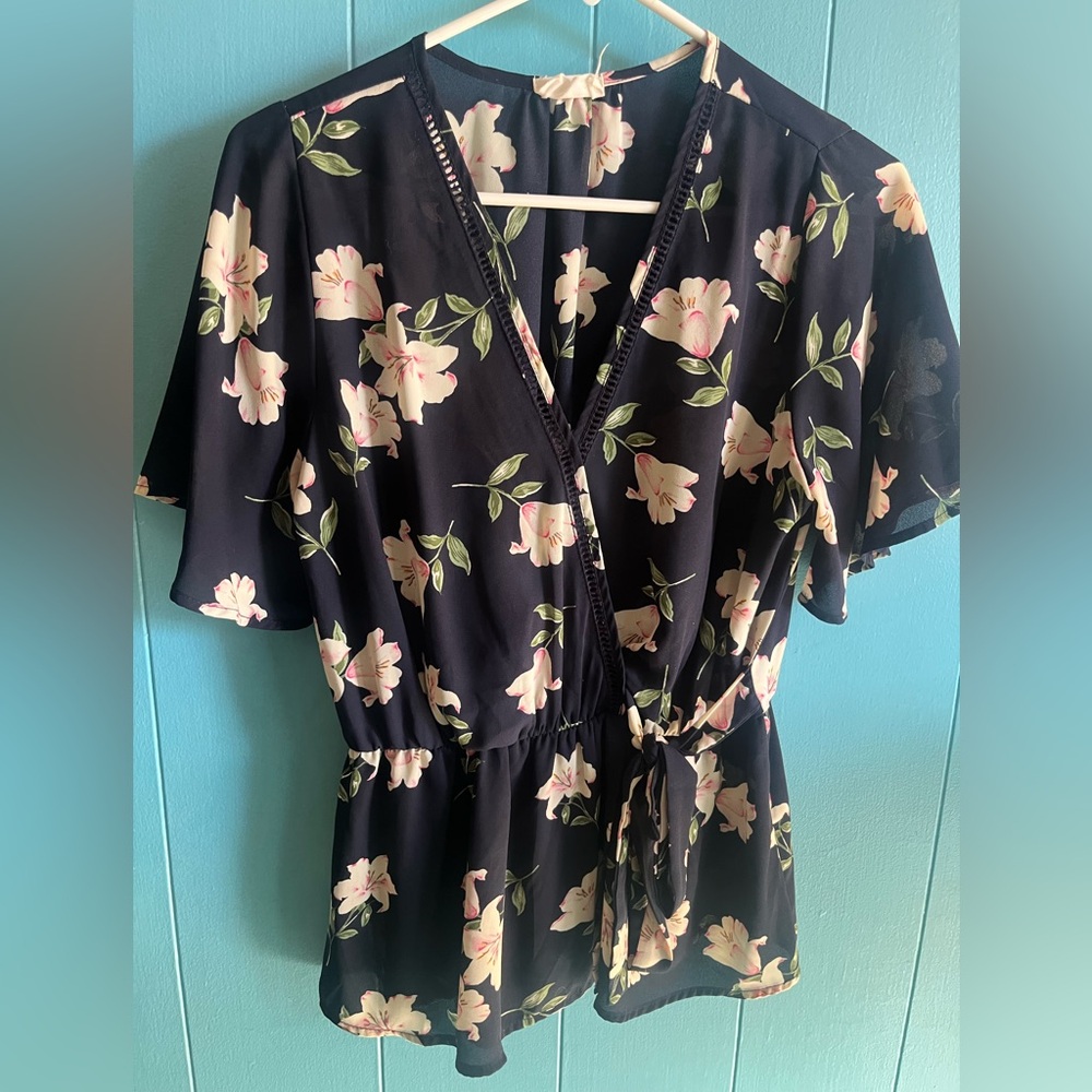 🌷 2/$10 Sienna Sky Floral Wrap-Style Black Women's Top